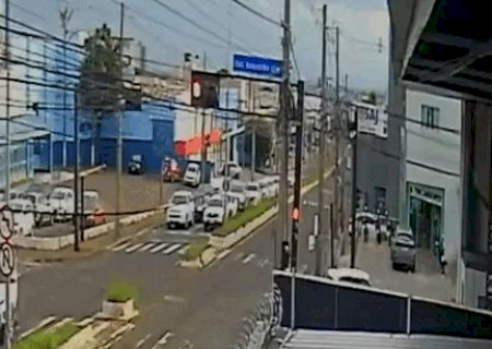 Motociclista fura sinal, atinge homem em patinete elétrico e complica trânsito