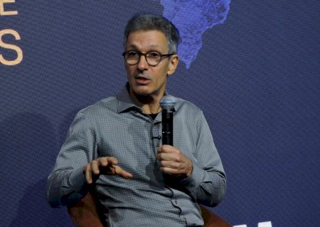 Zema volta a criticar Flávio Bolsonaro por relação com Vorcaro e diz que Bolsa Família 'forma geração de imprestáveis'