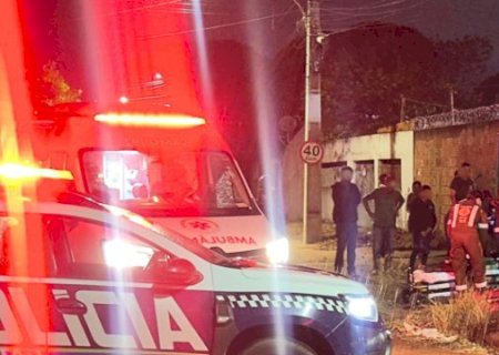 Mulher é esfaqueada mais de oito vezes e três suspeitas são presas