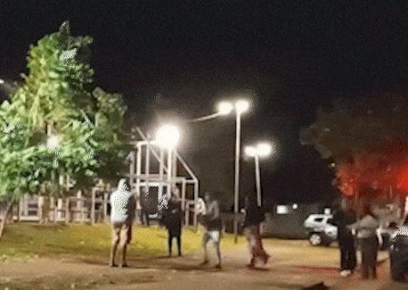 Na quadra isolada pela polícia, mãe grita pelo filho morto a tiros 'para, para'