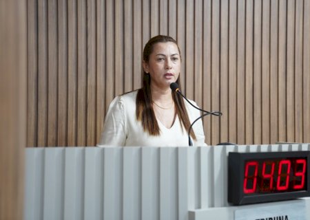 Vereadora Andrea Cruz apresenta indicações para melhorias no esporte e na segurança do trânsito em Batayporã