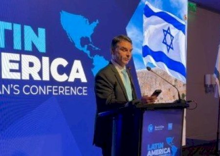 Em discurso em espanhol na Argentina, Flávio Bolsonaro diz que Brasil vai se alinhar a Israel em 2027