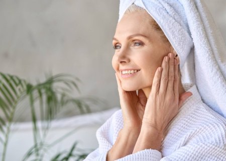 Veja 4 dicas para cuidar da pele na menopausa
