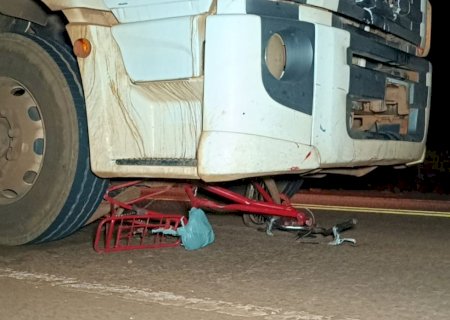Ciclista morre após ser atropelada por caminhão no anel viário