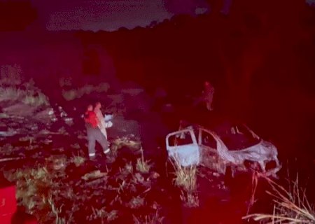 Carro com maconha pega fogo e fica destruído às margens da rodovia na Capital
