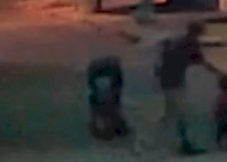 Filho é flagrado batendo em irm&atilde;os e m&atilde;e é presa por maus-tratos em MS