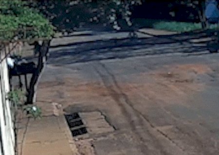 Homem vai parar embaixo de caminhão após colisão em CG