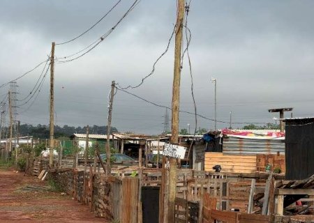Operação apreende R$ 10 mil em fiação usada em 'gato' de energia em comunidade