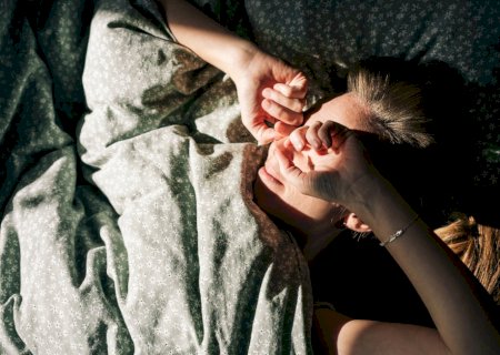 Dormir e comer na mesma hora pode aliviar dores e melhorar o humor, sugere estudo