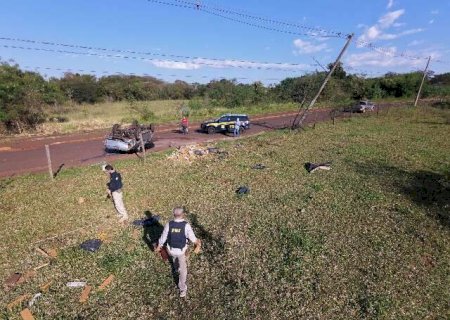 Traficante atira em policiais e capota Hilux com maconha após bater em poste