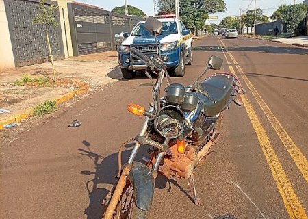 Motociclista fica gravemente ferido após caminhonete fazer retorno proibido em Dourados