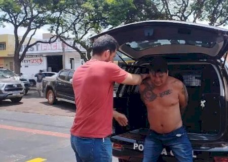 Homem que matou esposa e atirou contra policiais é condenado a 27 anos