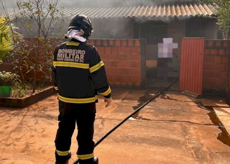 Incêndio em edícula mobilizou Corpo de Bombeiros em Ivinhema na tarde de ontem