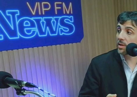 Renan Santos chama Flávio Bolsonaro de criminoso e critica o Novo