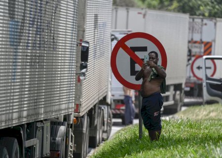 Greve dos caminhoneiros: líder convoca manifestação para esta segunda-feira