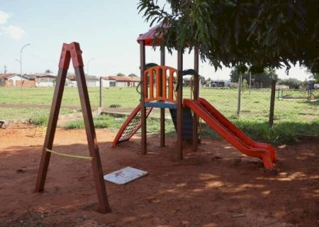 Praça depredada e sem placa é o que restou de homenagem a menino assassinado