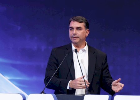 Flávio Bolsonaro pede mais tempo para depor à PF sobre calúnia contra Lula