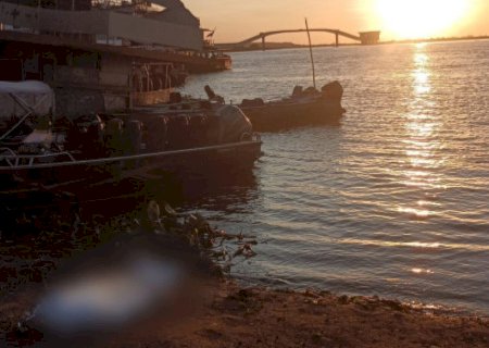 Colombiano morre afogado ao tentar saltar entre barcos em rio