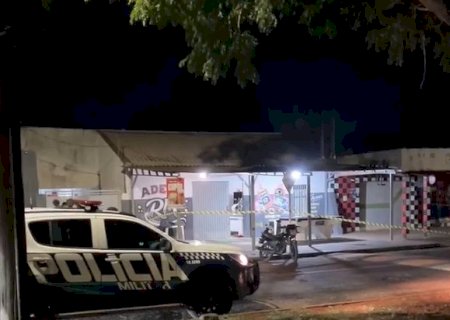 Rapaz de 24 anos é perseguido e executado a tiros em frente a bar