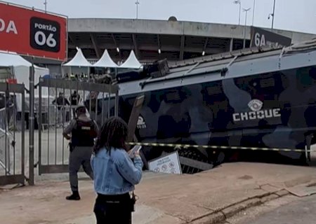 Chão cede na entrada do Morumbis e caminhão da Tropa de Choque afunda