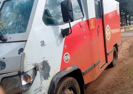 Bandidos armados com fuzil atacam carro-forte na fronteira, mas blindado consegue escapar