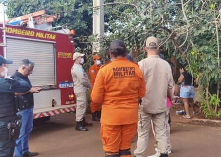 Mulher passa 3 dias com mãe morta no quarto e polícia investiga se foi crime