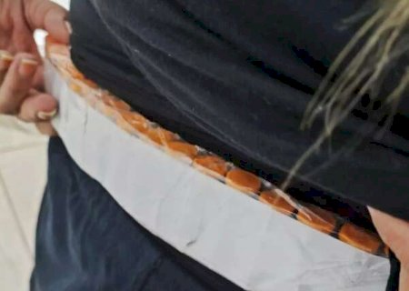 Mulher é flagrada com 151 frascos de remédios para emagrecimento presos ao corpo