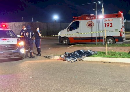 Mulher desce de moto e morre atropelada por carreta em cruzamento no MT