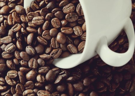 Café fecha semana em alta com recuperação técnica após forte queda, e mercado segue atento à oferta global