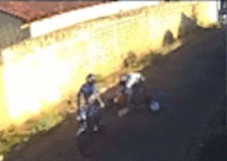 'Estavam caçando vítima', diz mulher derrubada de moto durante assalto
