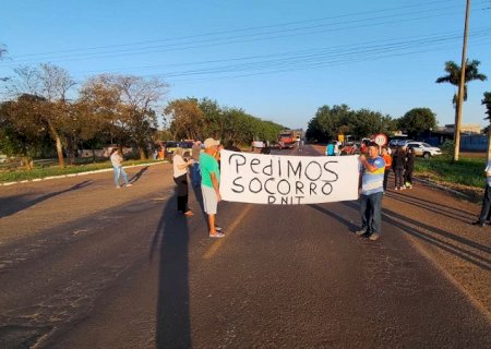 Moradores de Dourados protestam pedindo duplicação da BR-463 e passarela para ciclista e pedestres