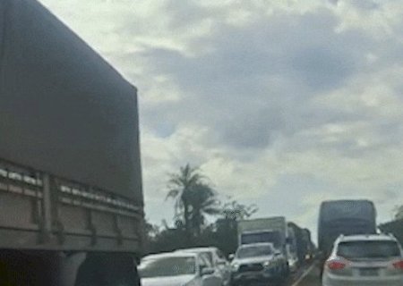 Engavetamento com 5 veículos deixa 8 feridos e causa congestionamento na BR-163