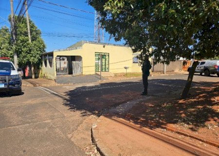Dupla em moto cerca casa e executa homem escondido em cozinha