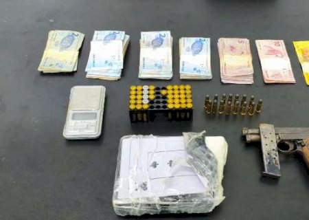 Suspeito de invadir casa e matar rapaz na frente da família é preso com pistola