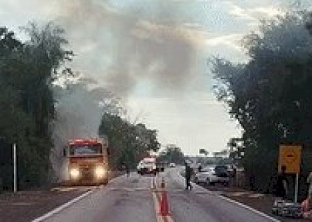 Carro pega fogo e nove pessoas ficam feridas em acidente em MS