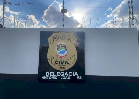 Homem é preso ao lavar mandioca em pia de batismo e atacar padre