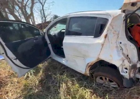 Motorista perde controle durante ultrapassagem e capota carro na BR-163