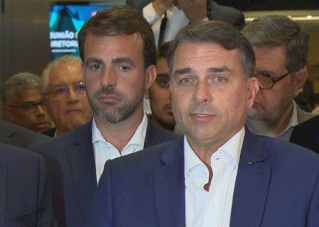 ‘Vocês vão parar no tempo? Não sou eu que tenho que prestar conta, é o Lula’, diz Flávio Bolsonaro sobre contas do filme ‘Dark Horse’