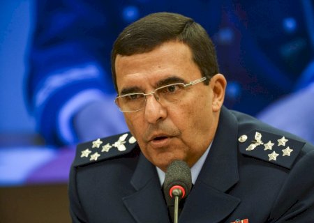 Ex-comandante da FAB rebate Flávio Bolsonaro e nega fazer campanha para Lula