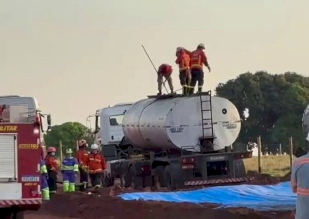 Jovem de 20 anos morre após cair em caminhão-tanque com piche