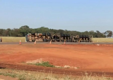 Carreta com 60 mil litros de etanol tomba e bloqueia rodovia em MS