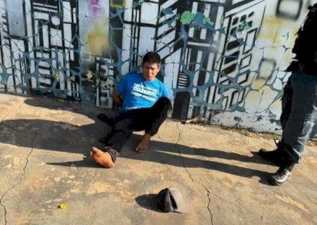 Homem é preso após esfaquear mulher e tentar golpeá-la no chão