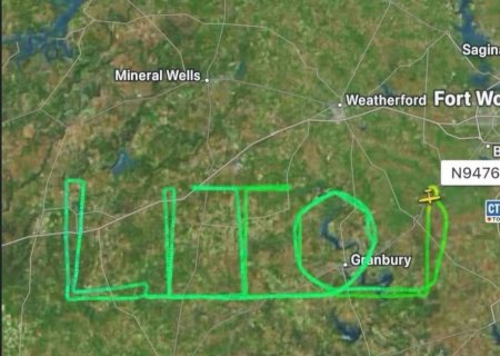Piloto brasileiro escreve nome de Lito Sousa no céu do Texas