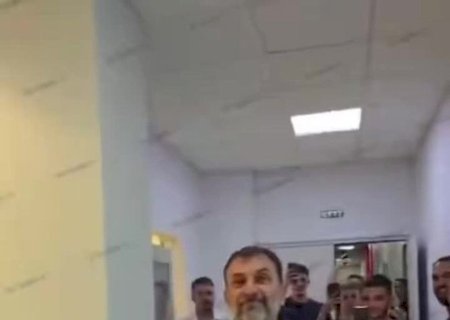 Dirigente viraliza ao jogar dinheiro em vestiário e promete mais