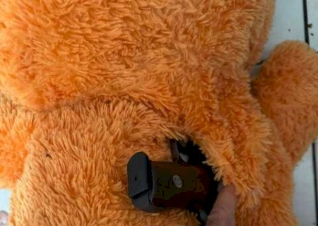 Arma é encontrada escondida em pelúcia durante operação contra tráfico