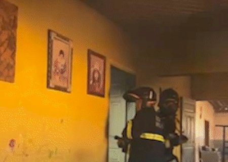 Brincadeira com palha de aço termina com casa destruída por incêndio