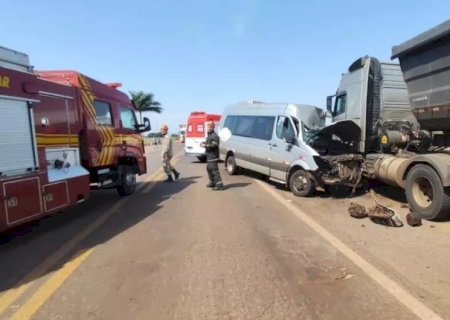 Van com pacientes bate em carreta parada em rodovia e 9 ficam feridos em MS