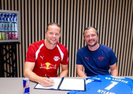 Goleiro que eliminou o Brasil na Copa assina com o RB Leipzig