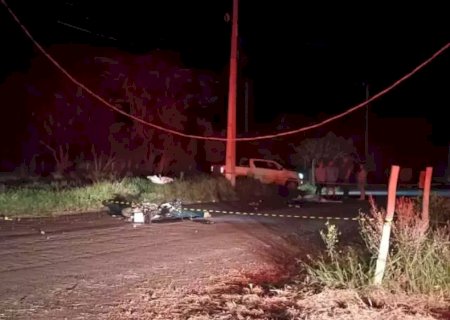 Condutor perde o controle da moto e morre após atingir poste