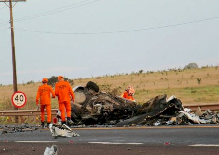 Batida frontal com carreta mata motorista e deixa Veículo destruído na BR-163